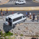 Mar del Plata: una camioneta sin frenos cruzó la costanera, atravesó un murallón y casi cae a la costa