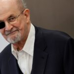 La obra de Salman Rushdie sobre el ataque que sufrió podría retrasar el juicio al agresor