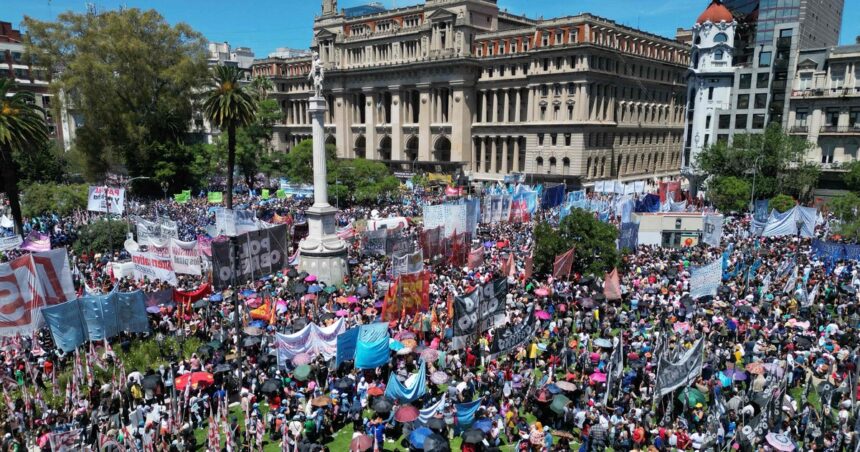 Indemnizaciones, cese laboral y límites a las huelgas: qué dicen los 45 artículos del DNU que fue suspendido por la Justicia