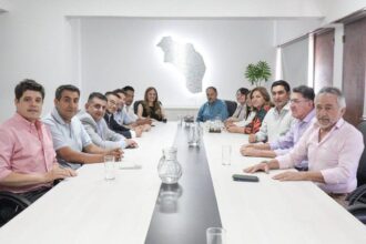 Ricardo Quintela y los intendentes de la provincia se reunieron para analizar el amparo ante la Corte Suprema de Justicia por el DNU