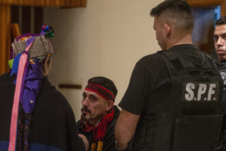 El activista mapuche Facundo Jones fue trasladado al aeropuerto de Esquel para ser extraditado a Chile