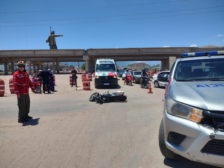 Chocaron dos motos por la ex rotonda del Chacho