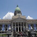 Bandera blanca de Milei ante el Congreso