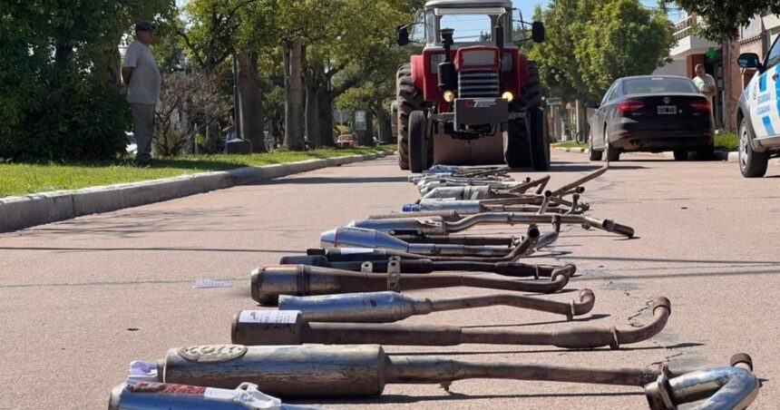 Con un tractor y una aplanadora, un intendente destruyó los caños de escape de las motos ruidosas en una medida inédita