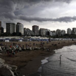 Tormenta en Mar del Plata: cientos de turistas tuvieron que salir de la playa por la lluvia y el granizo