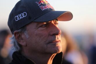 Carlos Sainz con Clarín: el futbolista que no fue, su extraña teoría sobre Max Verstappen y cómo es correr “la carrera más dura del mundo” a los 61 años