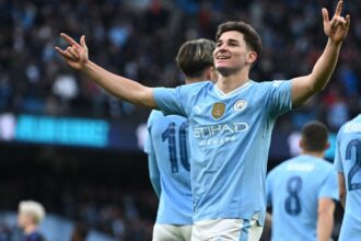 Julián Álvarez, en llamas, metió gol y asistencia en el paseo de Manchester City ante Huddersfield por la FA Cup