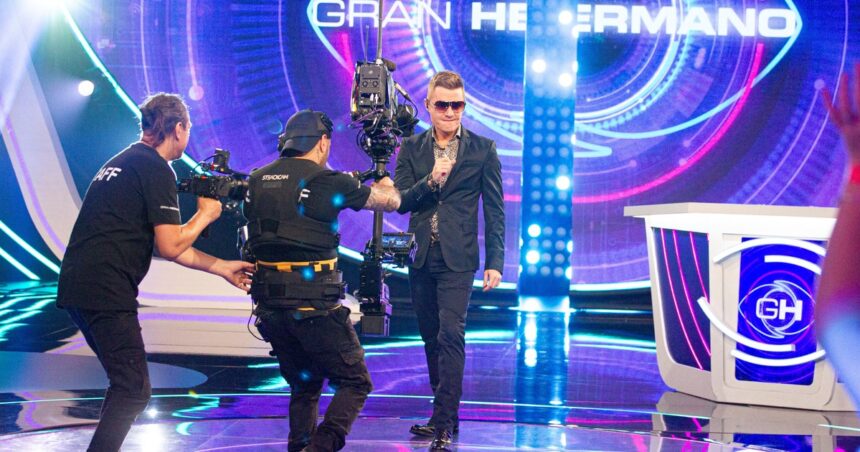 Cómo se vive una gala de eliminación de Gran hermano desde la tribuna y cómo es el Santiago del Moro que no vemos