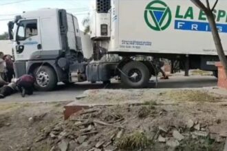 Grave accidente entre una moto y un camión con acoplado