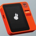 Rabbit R1, el revolucionario dispositivo de bolsillo con inteligencia artificial que podría reemplazar a los celulares