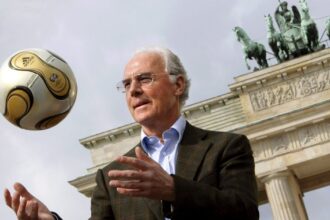 Darle la mano a Beckenbauer, el premio consuelo de un periodista de Clarín tras una “misión imposible” en Italia 90