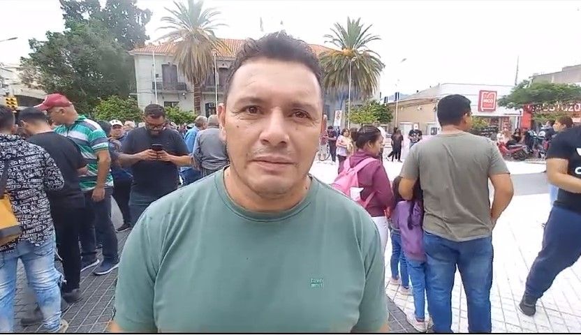 Policía de la provincia acampa en Plaza 25 de Mayo en forma de protesta por mejoras salariales