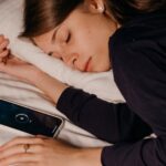 ¿Qué pasa si me duermo con el celular debajo de la almohada?