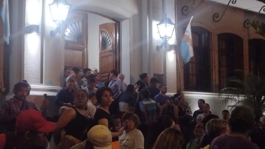 Personal policial informó que la protesta continúa, pese a la propuesta del gobierno