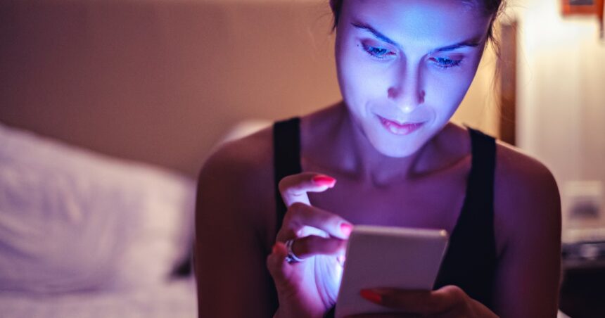 ¿Se debería apagar el celular noches?: expertos en salud responden