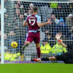 Dibu Martínez y otra atajada imposible en modo Qatar: salvó con las piernas al Aston Villa ante Everton en la Premier League