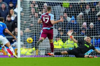 Dibu Martínez y otra atajada imposible en modo Qatar: salvó con las piernas al Aston Villa ante Everton en la Premier League