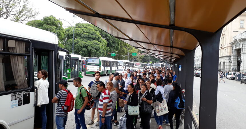 Impacto en la inflación: empieza a regir el aumento del 45% en colectivos y trenes que debía entrar en vigencia hace dos semanas