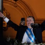 Tras horas de fuerte tensión, Bernardo Arévalo asumió como presidente de Guatemala