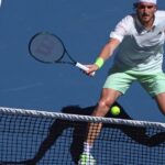 El tiro imposible de Tsitsipas para quebrarle el saque a su rival y avanzar en el día 2 del Abierto de Australia