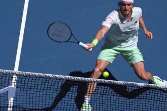 El tiro imposible de Tsitsipas para quebrarle el saque a su rival y avanzar en el día 2 del Abierto de Australia