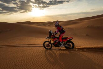 En una jornada de luto en el rally Dakar, los hermanos Benavides hicieron el 1-2 y no aflojan en los desiertos de Arabia Saudita