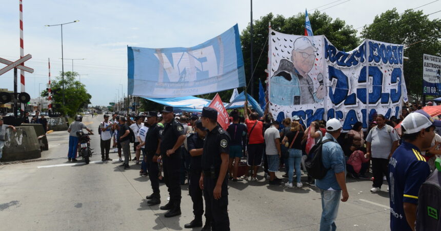 Luis D’Elía corta la Ruta 3 de La Matanza contra el DNU y la ley ónmibus