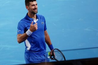 Djokovic ganó y jugará contra Etcheverry en el Abierto de Australia pero se cruzó con un hincha: “Vení a decírmelo en la cara”