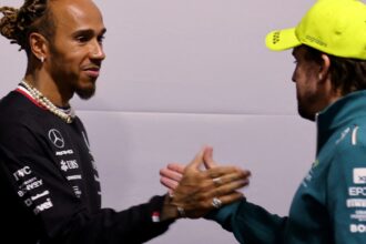 El ex dueño de Aston Martin trató de “viejos” a Alonso y Hamilton: “Ya no confío en ellos”