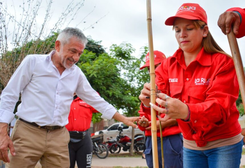 El Intendente Armando Molina encabezó el operativo de erradicación de microbasurales en Barrio Francisco I y II