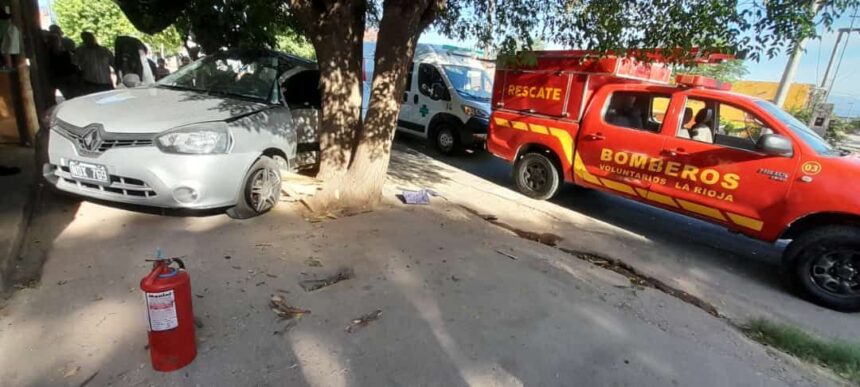 Joven conductor debió ser trasladado al hospital tras impactar con un árbol