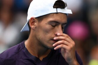 El sueño de Báez en el Australian Open frenó ante el implacable Sinner: el argentino apenas le pudo ganar cuatro games