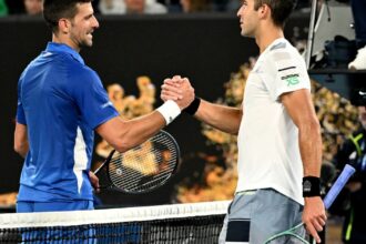 Etcheverry hizo lo que pudo ante un Djokovic que le dio una lección de tenis y avanza en el Australian Open