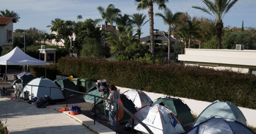 Familiares de secuestrados por Hamas acampan frente a la casa de Netanyahu para pedir su liberación