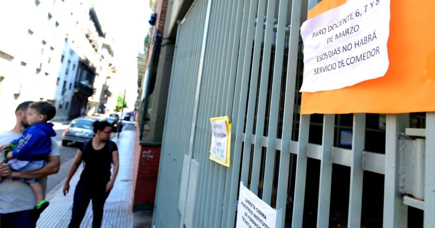 Límite a la huelga docente y paritaria nacional “recargada”, entre los cambios educativos en la nueva ley ómnibus