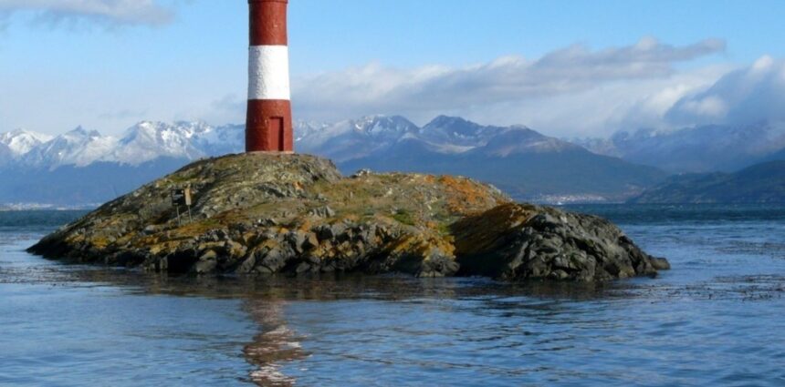 Les Eclaireurs, el “falso” faro del Fin del Mundo entre las olas del Canal Beagle