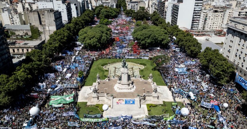 Acompañada por el PJ y la izquierda, la CGT mostró su poder de movilización pero el paro tuvo un acatamiento dispar