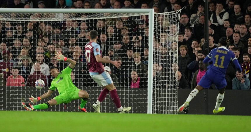 Dibu Martínez, colosal, volvió a hacer la gran Kolo Muani con dos salvadas fenomenales con el pie en Aston Villa vs Chelsea