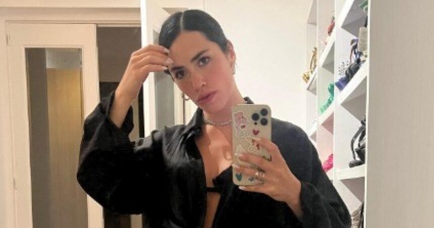 Lali Espósito publicó una foto desde la cama y el reflejo en el televisor la delató: con quién durmió