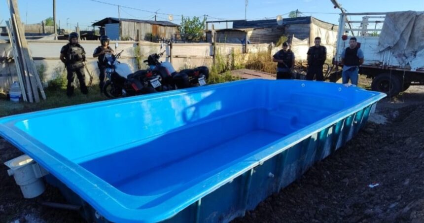 La Plata: les robaron del jardín una pileta a medio llenar y la encontraron instalada en un terreno tomado