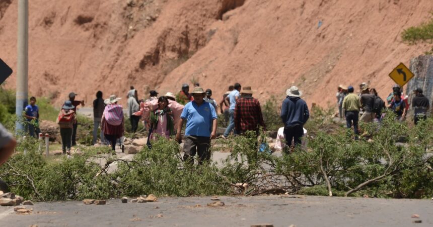 Un reclamo de Evo Morales deja a Bolivia con falta de nafta y alimentos