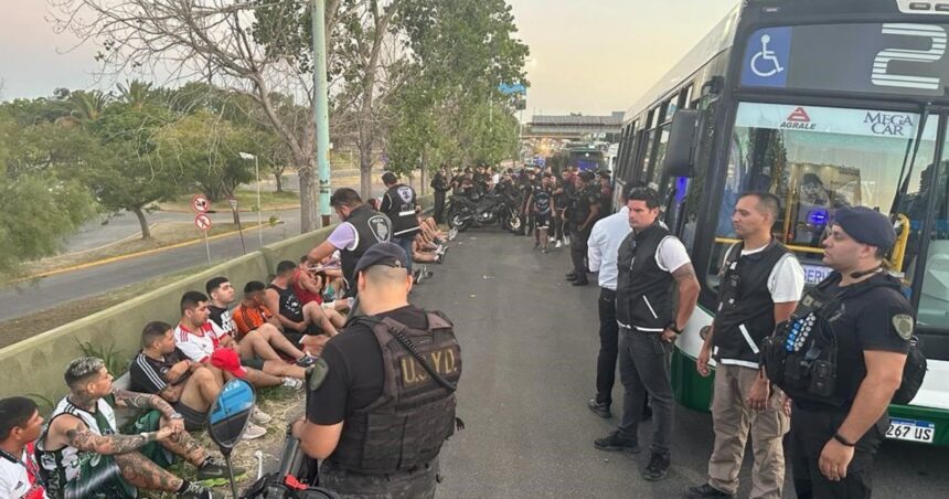 Otra vez la interna de la barra de River: graves incidentes en las afueras del Monumental y 30 detenidos