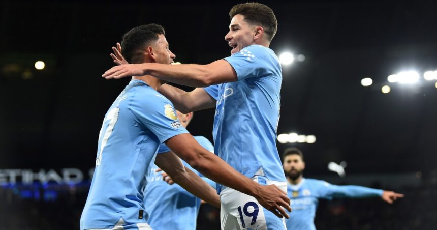 Julián Álvarez marcó un doblete en seis minutos con el Manchester City y festejó su cumpleaños a lo grande en la Premier League