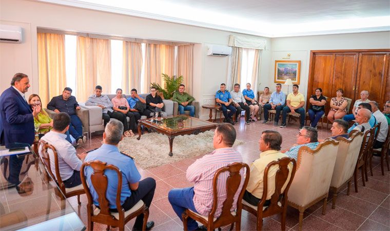 Quintela se reunió con representantes de los policías: “Este sueldo ya viene con la nueva escala salarial”