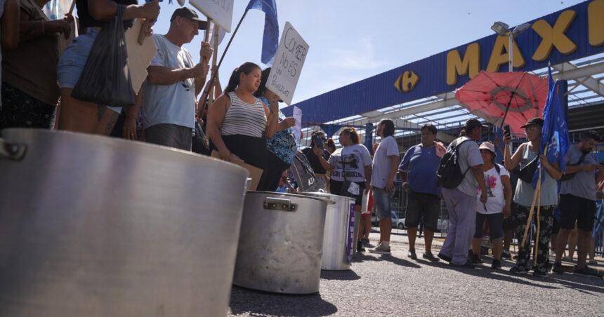 Apriete de piqueteros K: marchan a supermercados de la Ciudad y el Conurbano para reclamar comida