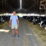 En 150 hectáreas, ordeñan 320 vacas en un tambo techado, tienen 400 cerdas madres y hacen engorde porcino