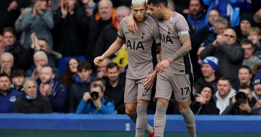 El fallo de Cuti Romero que le dio el empate agónico al Everton sobre Tottenham y que un rival le festejó en la cara