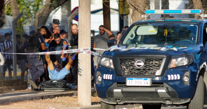 Otro hincha muerto en la Primera Nacional tras una pelea de barras de Gimnasia de Mendoza: el partido se jugó igual