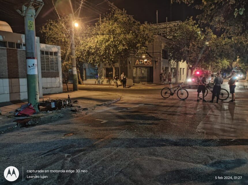 Joven motociclista fue hospitalizado luego de chocar contra un poste