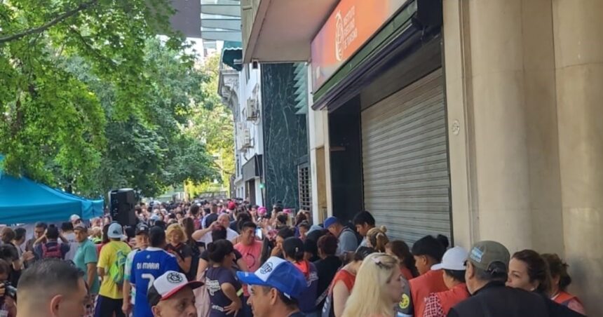 Presión piquetera: 20 cuadras de fila en la vereda para que los atienda la ministra Sandra Pettovello